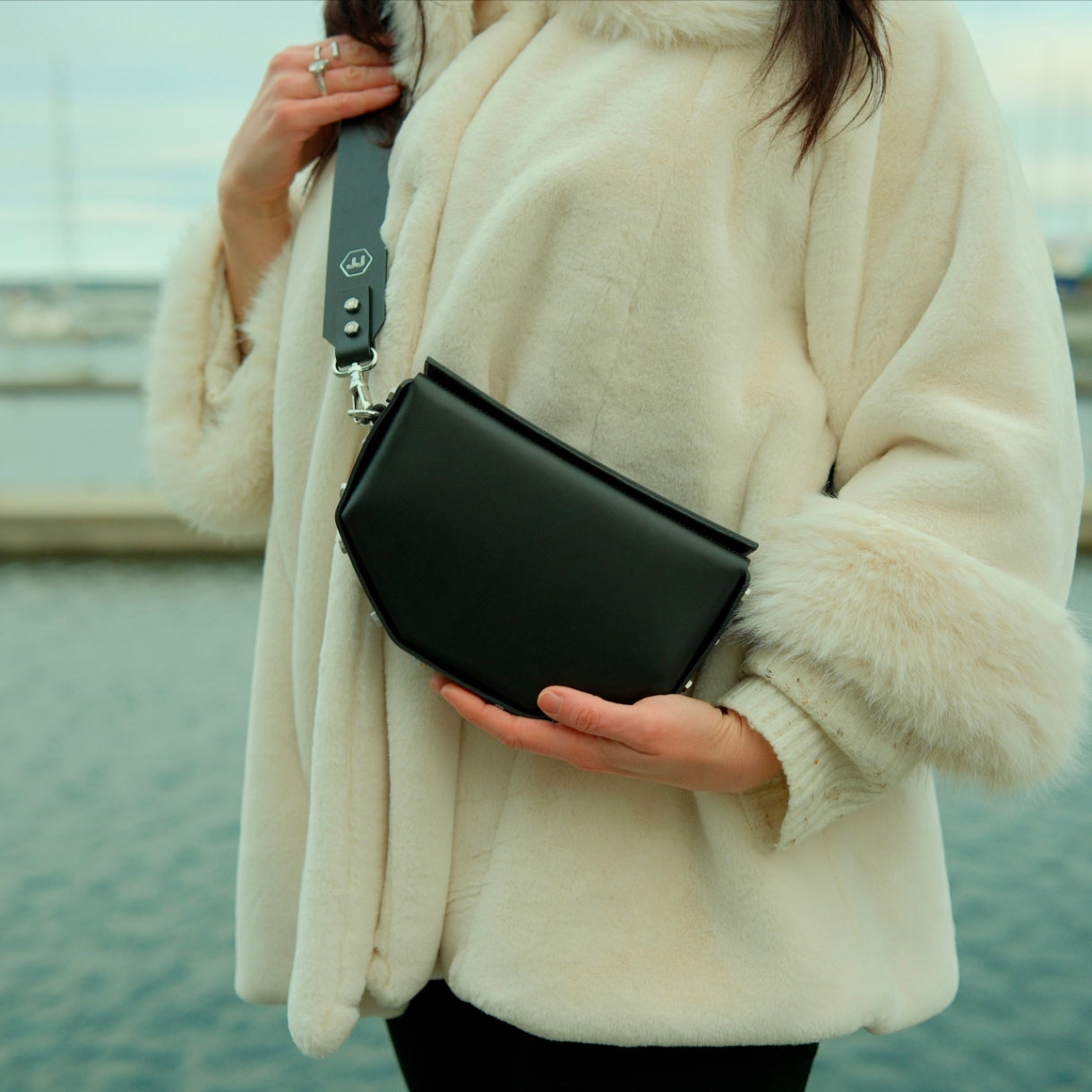 LEATHER HANDBAG "JAMIE" BLACK